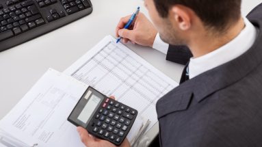 Experto tributario calculando impuestos