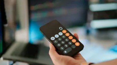 Abogado calculando el plan de pagos de la ley de 2 oportunidad