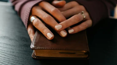Fotografía de la firma de un divorcio express