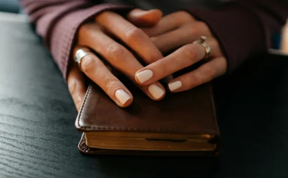 Fotografía de la firma de un divorcio express